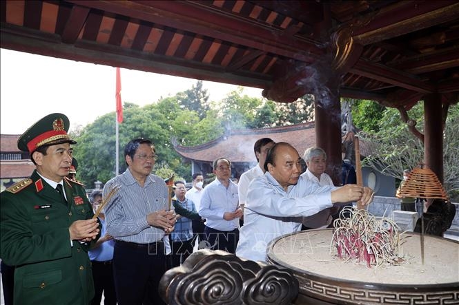 Le président Nguyen Xuan Phuc rendre hommage aux ancêtres légendaires des Vietnamiens